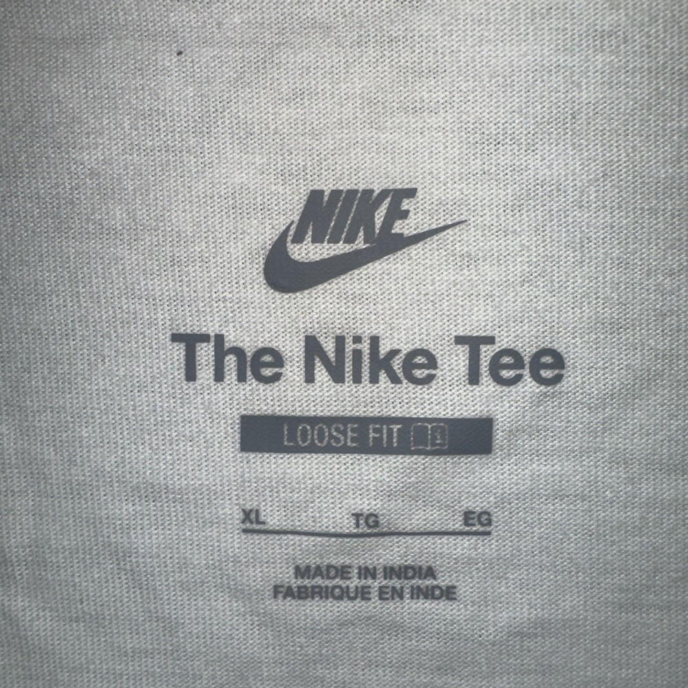 Nike Mens Loose Fit T-Shirt White Embroidered Sneaker Patch FV3751-100 XL NEW - Picture 2 of 5